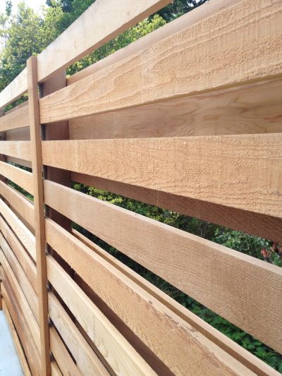 Western red cedar trellis fence Cedar Trellis, Cedar Fence Ideas, Diy Privacy Fence, Wood Fence Design, Diy Garden Fence, Trellis Fence, Privacy Fence Designs, House Cladding, Fence Designs