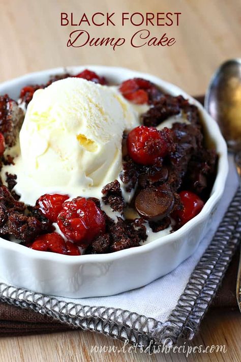 Black Forest Dump Cake, Chocolate Dump Cake, Saturday Dinner, Cake Recipe Easy, Homemade Cherry Pies, Dump Cake Recipe, Chocolate Crumbs, Dessert Simple, Cherry Desserts