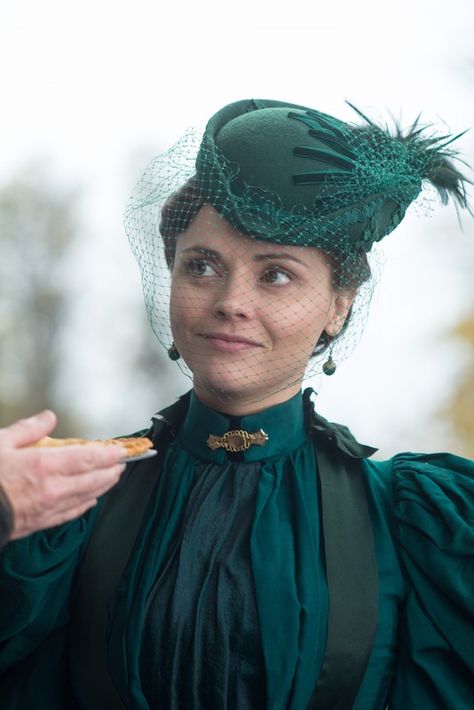 Is 'The Lizzie Borden Chronicles' Based On A True Story? Lifetime's New Miniseries Includes Truth & Fiction Lizzie Borden, Victorian Era Fashion, New Victorian, 1890s Fashion, Victorian Costume, Victorian Steampunk, Christina Ricci, Costume Collection, Period Costumes