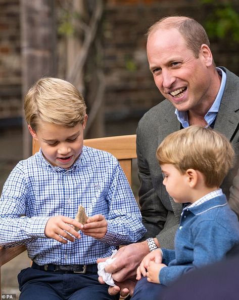 The broadcaster even gifted Prince George a fossilised giant shark's tooth after discoveri... Ducesa Kate, Vévodkyně Kate, Principe William Y Kate, Prinz George, Princ Harry, Duchesse Kate, Herzogin Von Cambridge, Prince William Family, Prince William Et Kate