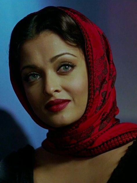 Retro Bollywood Fashion, Aishwarya Rai Movies, Aishwarya Rai Makeup, Kendall Style, Indian Photoshoot, Aishwarya Rai Bachchan, Model Inspo, Film Inspiration, Indian Aesthetic