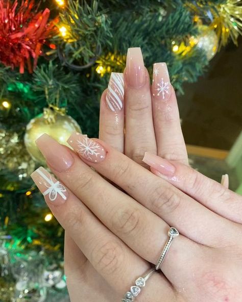 Christmas Nails For Brown Skin, Christmas Nails With Tips, Christmas Nails Coffin Shape Short, Christmas Nails Medium Coffin, Christmas Nail Inspo Coffin, Christmas Proposal Nails, Cute Christmas Nails For Teens, Christmas Gel Nails Coffin, Simple Coffin Christmas Nails