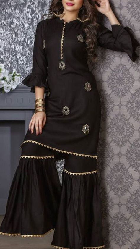 Sarara Dress, Gharara Designs, Orang India, Design Kurta, Sharara Designs, Wear Black Dresses, Woman In Black, Gaun Fashion, Pakistani Dresses Casual