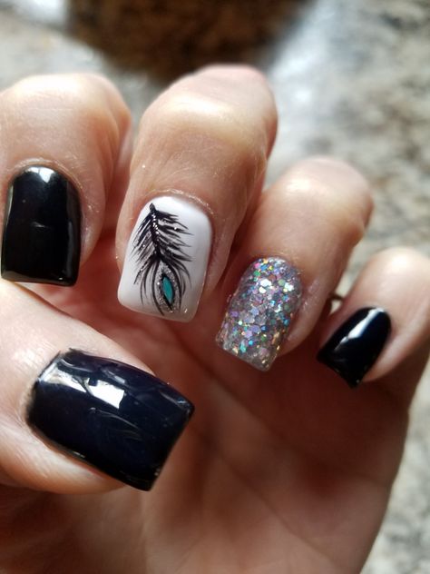 Black and white feather nails Black Nails With Feather Design, Nail Designs With Feathers, Feather Acrylic Nails, Nails With Feathers Design, Black Feather Nails, Nails With Feathers, Feather On Nails, Concert Nails Country, Nails With Feather Design