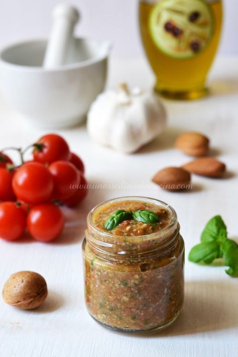 Pesto alla trapanese siciliano Pasta E Broccoli, Spaghetti Soup, Italian Pasta Sauce, Italian Cuisine Recipe, Salsa Sauce, Garlic Butter Shrimp, Sicilian Recipes, Italian Recipes Authentic, Pesto Recipe