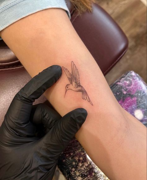 Dainty Hummingbird Tattoo, Hummingbird Tattoos, Minimal Tattoo Designs, Hummingbird In Flight, Minimal Tattoo Ideas, Vogel Tattoo, Bicep Tattoo, Petite Tattoos, Beautiful Tattoo