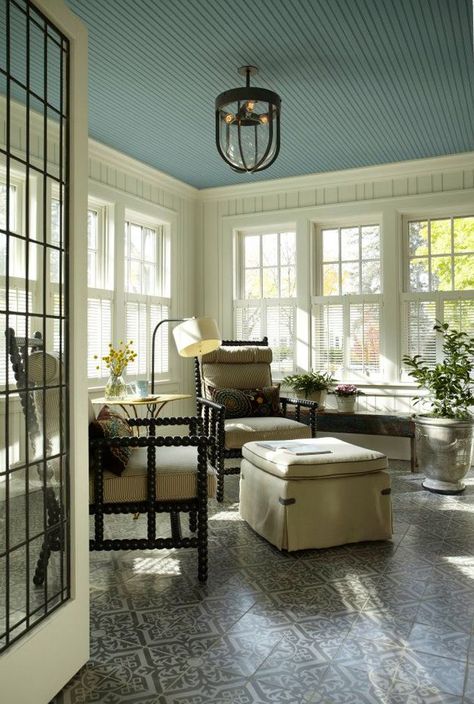 Sunroom with blue ceiling Blue Beadboard, Traditional Porch, Blue Ceilings, Home Theaters, Beadboard Ceiling, House Of Turquoise, Lots Of Windows, Studio Interior Design, Versace Home