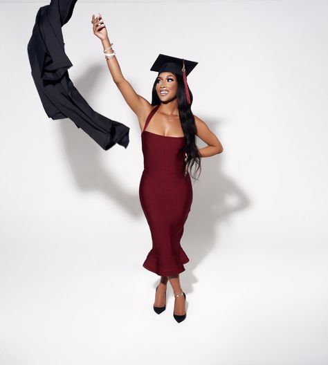 Graduation Shoot Ideas, Nursing School Graduation Pictures, High School Graduation Pictures, Grad Picture Ideas, Nursing Graduation Pictures, College Graduation Photoshoot, College Graduation Pictures Poses, Graduation Look, Graduation Photography Poses