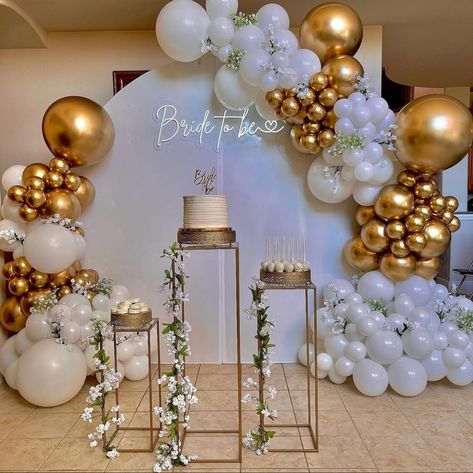 White And Gold Decorations Birthday, Ballon Decorations Elegant, Balloon Decorations For Anniversary, White Gold Decorations Party, Simple Bride To Be Decoration, White And Gold Decorations Party Ideas, Gold And White Backdrop, 25th Anniversary Party Decorations, White And Gold Balloon Garland