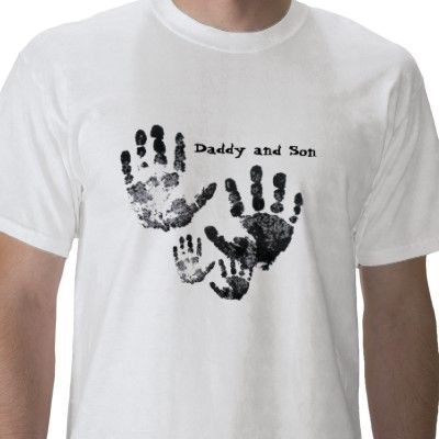 Daddy and Son design. Handprint Shirt, Homemade T Shirts, Diy Gifts For Dad, Birthday Gifts For Boyfriend Diy, T Shirt Ideas, Diy Father's Day Gifts, T Shirt Painting, Mothers Day Crafts For Kids, Boyfriend Diy