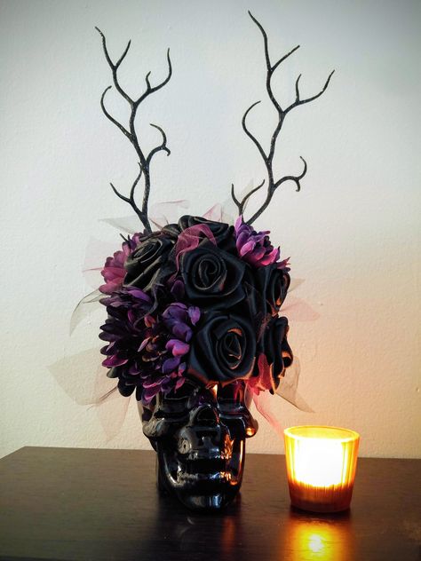 Spooky Halloween Decoration - Skull - Flowers Unorthodox Wedding, Halloween Pops, Halloween Flower Arrangements, Halloween Floral Arrangements, Gothic Prom, Rose Floral Arrangements, Skull Flowers, Halloween Themed Wedding, Halloween Floral