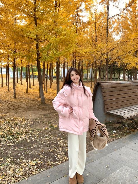 Outfits With Pink Puffer Jacket, Pink Puffer Jacket Outfit, Korea Outfits, Korea Autumn, Winter Outfits Korean, Puffer Outfit, Pink Puffer Jacket, Puffer Jacket Outfit, Japan Outfit