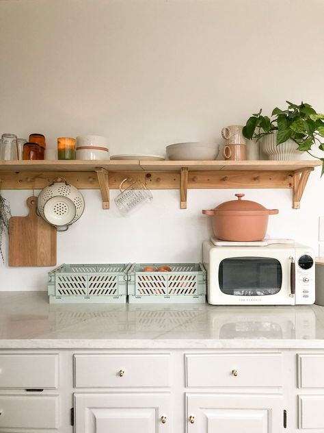 Retro Microwave, Kitchen Open Shelves, Pantry Inspiration, Peg Rack, Minimalist Farmhouse, Microwave In Kitchen, The Home Edit, Rack Kitchen, Hygge Home