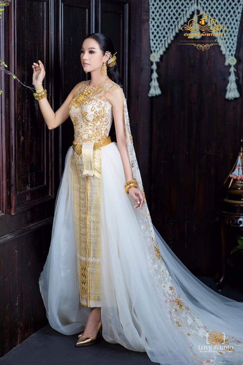 Cambodian Wedding Dress Traditional, Thailand Bride, Cambodian Outfits, Thailand Wedding Dress, Khmer Wedding Dress, Khmer Fashion, Thai Modern, Khmer Clothes, Cambodian Wedding Dress