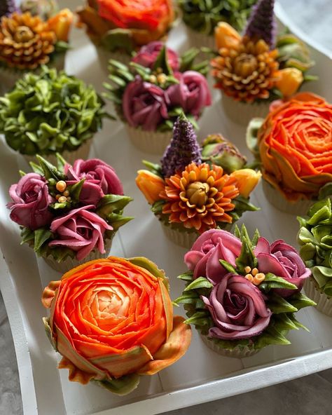 Jane Taylor - Founder of Taylor Made Cake Courses™️ | Here’s a simple buttercream flower for you to try 🙌🏻 if you don’t have a 120 or a 121 using the 123 for all petals will work ❤️ enjoy . . .... | Instagram Wedding Diet, Piping Techniques, Pretty Cupcakes, Buttercream Flower, Jane Taylor, Cupcakes Ideas, Floral Cupcakes, Taylor Made, Piping Tips