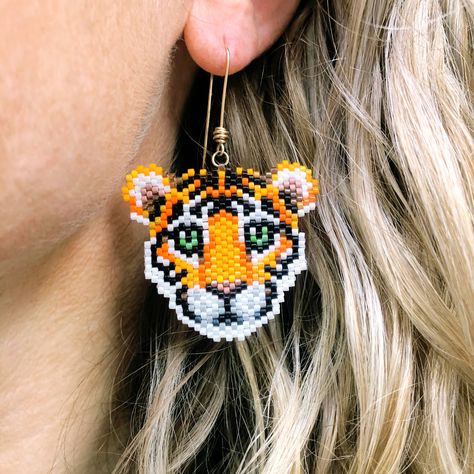 Tiger Beaded Earrings, Bead Art Patterns, Stitch Ears, Miyuki Beads Pattern, Seed Bead Crafts, Art Perle, Bead Weaving Tutorials, Tiger Cub, Beaded Earrings Patterns