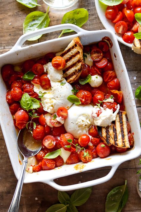 Helloooooo, swell summer snacking. Burst white wine tomatoes lay the canvas for this colorful appetizer. Break the burrata and sprinkle mini mozzarella balls over the warm tomatoes for a melty dip just waiting for a dunk of crusty bread. Finish with some fresh tomatoes for the perfect flavor play of sweet and roasty. Mozzarella Balls Recipe, Burrata Mozzarella, Dr Food, Mini Mozzarella Balls, Tomato Appetizers, Avocado Pasta Salad, Mozzarella Balls, Marinated Tomatoes, Tomato Bruschetta