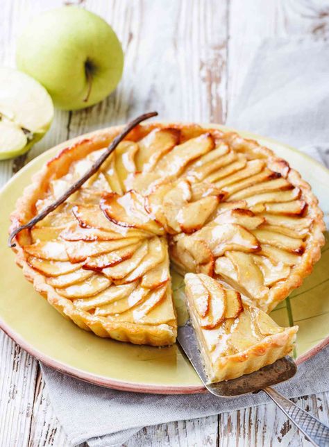 French Style Apple Tart, Best Apple Tart Recipe, Apple Tart Recipe Easy, Apple Custard Tart, French Apple Tart Recipe, Fruit Deserts, Resep Oatmeal, Apple Tarts, French Apple Tart