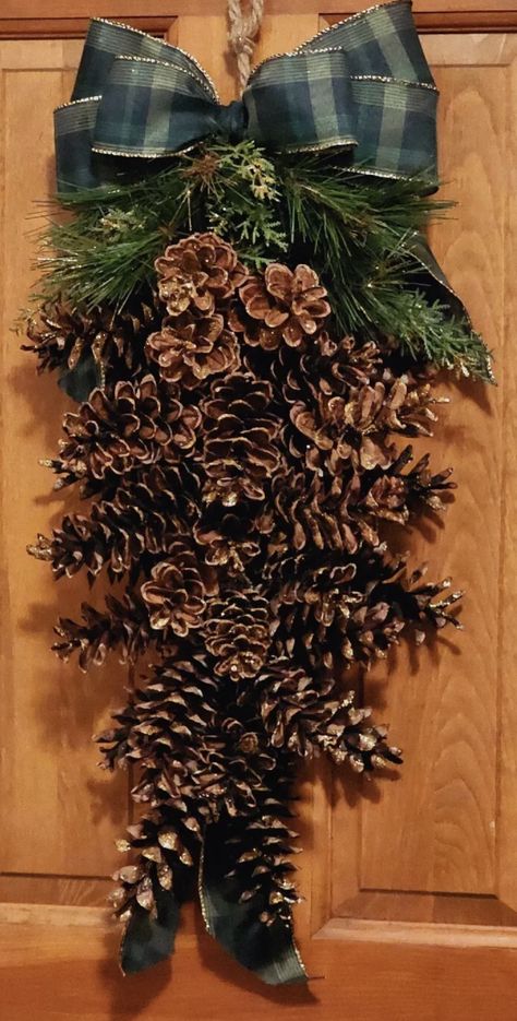 Front Door Christmas Swag Pine Cones, Pine Cone Diy Christmas, Pinecone Wreath Christmas, Pine Cone Swag, Pine Cone Decorations Diy, Christmas Gift Exchange Ideas, Pine Cone Flower Wreath, Gift Exchange Ideas, Outdoor Christmas Tree Decorations