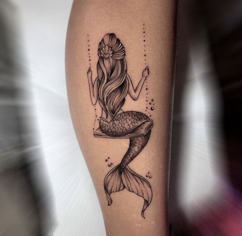 Pinup Mermaid Tattoo Vintage, Mermaid Reading A Book Tattoo, Fine Line Mermaid Tattoo, Tiny Mermaid Tattoo, Evil Mermaid Tattoo, Mermaid Tattoo Ideas For Women, Realistic Mermaid Drawing, Vintage Mermaid Tattoo, Mermaid Sleeve Tattoos