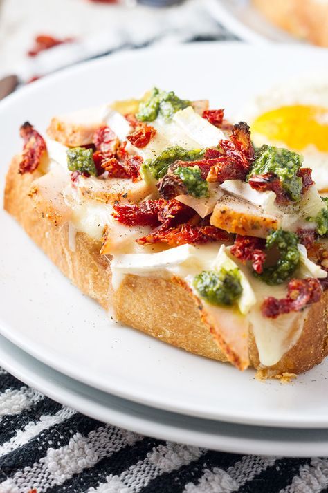 Sundried Tomato Toast, Sourdough Bread Toppings, Sourdough Toast Ideas, Cream Cheese Toast, Tomato Breakfast, Bread Toppings, Tomato Butter, Pesto Salmon, Tomato Sandwich