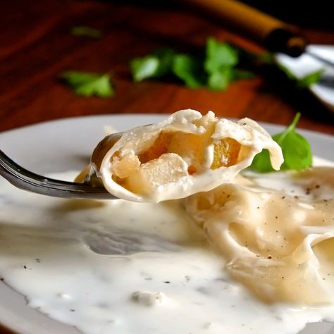 Pear Ravioli, Salty Tart, Ravioli Sauce, Gorgonzola Sauce, Ricotta Ravioli, Ravioli Recipe, Pizza Pasta, Homemade Pasta, Ravioli