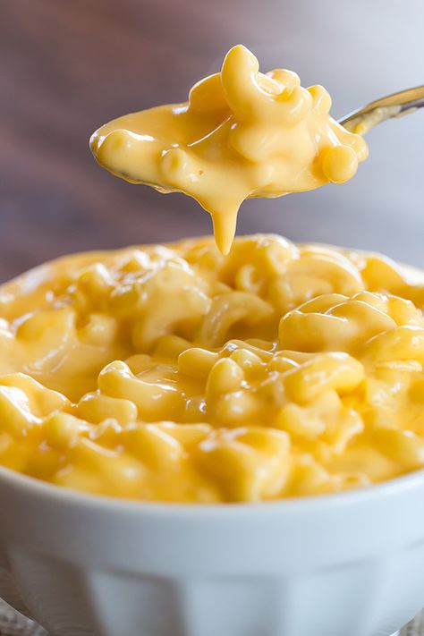 Creamy Stovetop Macaroni and Cheese - This is the creamiest, cheesiest stovetop macaroni and cheese you'll ever eat! Stovetop Macaroni And Cheese, Velveeta Mac And Cheese, Stomach Rumbling, Remy Ma, Cheesy Mac And Cheese, Stovetop Mac And Cheese, Pastas Recipes, Macaroni Cheese Recipes, Creamy Macaroni And Cheese