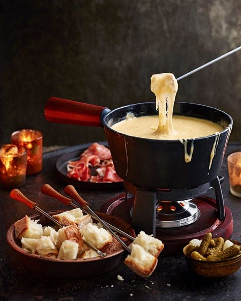 Swiss Cheese Fondue Recipe, Starters Recipes Christmas, Switzerland Recipes, Cheese Fondue Recipe Easy, Fondue Ideas, Fondue Cheese, Easy Cheese Fondue, Fondue Dippers, Swiss Cheese Fondue