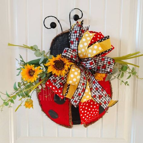 Diy Valentines Day Wreath, Ladybug Decorations, Ladybug Wreath, Diy Summer Crafts, Ladybug Crafts, Bee Painting, Door Hanger Wreath, Hanger Wreath, Wreath Burlap