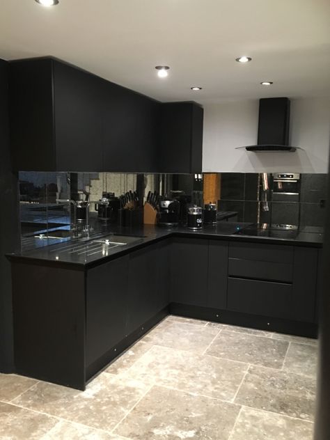 Gloss Black Kitchen Cabinets, Black Acrylic Kitchen Cabinets, Mirror Backsplash Black Kitchen, Modular Kitchen Design Black, Black Acryllic Cabinet Kitchen, All Black Kitchen, High Gloss Kitchen, Diy Room Decor Videos, Brown Rooms