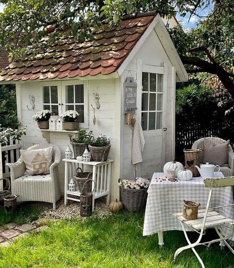 White Shed, Ranch House Exterior, Outdoor Baths, North Garden, Garden Workshops, Outdoor Deco, Guest Cottage, White Garden, Backyard Retreat