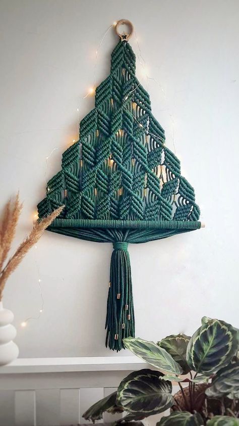 Macrame Christmas Tree - Add a touch of boho elegance to your holiday decor with our stunning Macrame Christmas Tree. This meticulously handcrafted piece combines the art of macrame with the festive spirit of Christmas, making it a unique and stylish addition to your home. 🎄 Sizes Available:  Medium: - Pattern Size: Approximately 30x30cm (11.8x11.8 inches) - Tail Length: About 25cm (9.8 inches) - Ornament size from tom to bottom is about 55mm (about 22 inches) Big: -Pattern Size: Approximately Christmas Tree With Macrame, Macrame Christmas Tree Pattern, Macrame Xmas Tree, Christmas Tree Macrame, Christmas Tree Farmhouse, Macrame Christmas Ornaments, Gnome Tree, Christmas Macrame, Diy Macramé