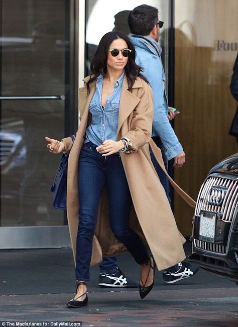 style files: Meghan Markle | get her chicest looks for less | #theeverygirl T Shirt Makeover, Estilo Meghan Markle, Suits Actress, Meghan Markle Outfits, Prins Harry, Look Jean, Tan Coat, Meghan Markle Style, Estilo Real