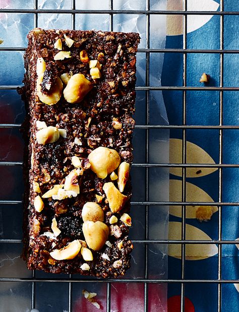 Bored of Nutella on toast? We've mixed the classic toast topper into our delicious Nutella granola bar recipe - perfect for breakfast on the go Nutella Granola, Nutella Banana Bread, Latest Food Trends, Granola Bar Recipe, Flapjack Recipe, Veggie Breakfast, Granola Recipe Bars, Dessert Recipies, Kids Baking