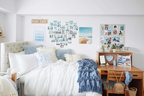 dormify | sunday blues 💙 💎 🌀 🦋 📘 what color dorm inspo do you want to see next? ⬇️ | Instagram Blue Dorm Aesthetic, Blue Themed Dorm Room, Umiami Dorm, Blue And White Dorm Room, Blue Dorm Room Aesthetic, Blue Dorm Decor, Coastal Dorm Room, Blue Dorm Room, White Dorm Room