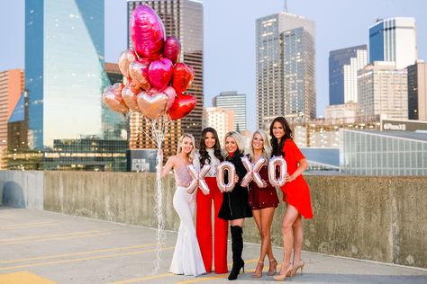 Bouquet Photoshoot, Downtown Dallas Texas, Photoshoot Downtown, Rooftop Photoshoot, Valentine Photo Shoot, Texas Fashion, Valentines Balloons, Downtown Dallas, Outfit Red