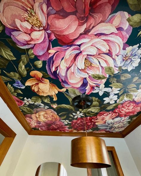 Bold Floral Print Wallpaper on Ceiling Decorate Hallway, Floral Print Wallpaper, Floral Wallpaper Bedroom, Flower Ceiling, Moody Decor, Ceiling Murals, Dining Room Wallpaper, Wallpaper Ceiling, Dining Room Ceiling