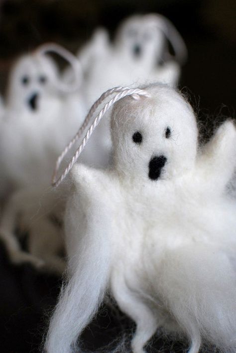 Bernard Halloween Needle Felted Ghost - Etsy Felted Ghost, Tovad Ull, Needle Felting Diy, 3d Figures, Adornos Halloween, Manualidades Halloween, Felt Halloween, Needle Felting Projects, Wool Projects