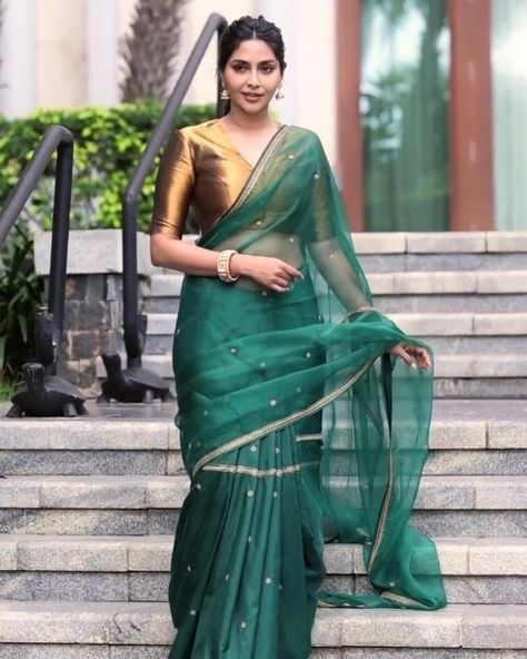 Green Saree Contrast Blouse, Saree Contrast Blouse, Kalamkari Blouse Designs, Aishwarya Lekshmi, Cotton Dress Pattern, Designer Sarees Wedding, Simple Saree Designs, Indian Sari Dress, Cute White Dress