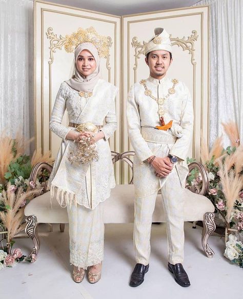 Malay Wedding Dress Songket, Pelamin Klasik, Songket Wedding Dress, Wedding Songket, Nikah Attire, Songket Wedding, Malay Wedding Dress, Baju Kahwin, Nikah Outfit