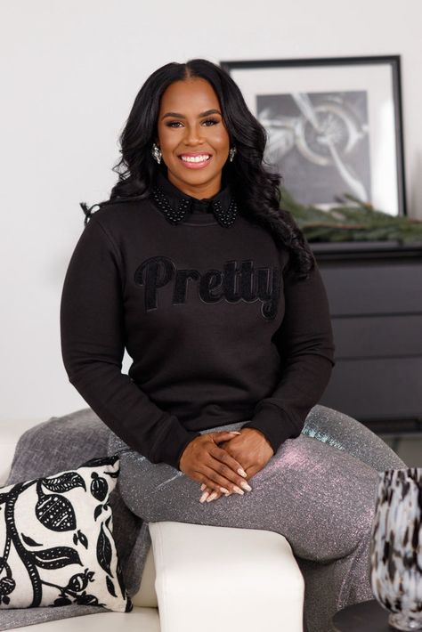 Styling Crew Neck Sweatshirts, Black And Pearls Outfit, Airport Outfits Black Women, Sweatshirt With Collared Shirt Outfit, Preppy Outfits Black Women, How To Style A Sweatshirt, Fall 2025 Fashion Trends, Sweatshirt Outfits Women, Sweatshirt Outfit Dressy