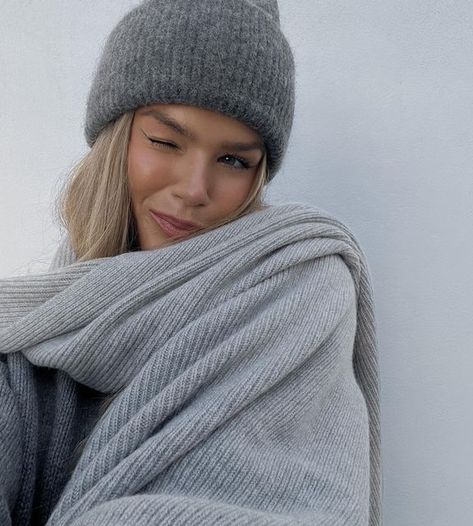 Gray Beanie Outfit, Grey Beanie Outfit, Winter Picture, Hanna Schönberg, Sandal Tali, Indie Vibes, Beanie Outfit, Cozy Life, Hat Aesthetic