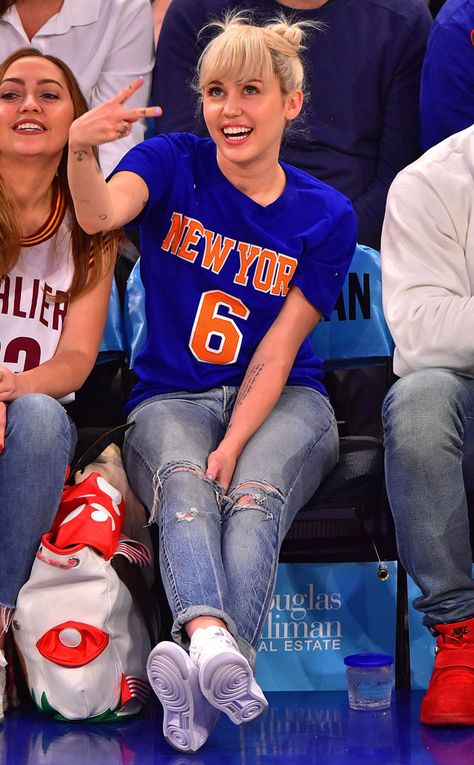 Miley Cyrus 2016, Ball Game Outfit, Miley Cyrus Outfit, Miley Stewart, Miley Cyrus Style, Game Outfit, Leather Jacket Style, Hannah Montana, Basketball Game