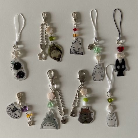 Charm Keychain Diy, Shrinks Dink Ideas, Shrink Keychain, Shrinky Dink Charms, Homemade Keychains, Shrinky Dink Crafts, Charm Ideas, Cool Keychains, Diy Beaded Rings