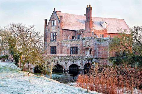 medieval red brick manor house with moat Manor Exterior, Medieval Manor, British Manor, English Homes, Country Manor House, Hall House, Period Living, English Architecture, English Manor Houses