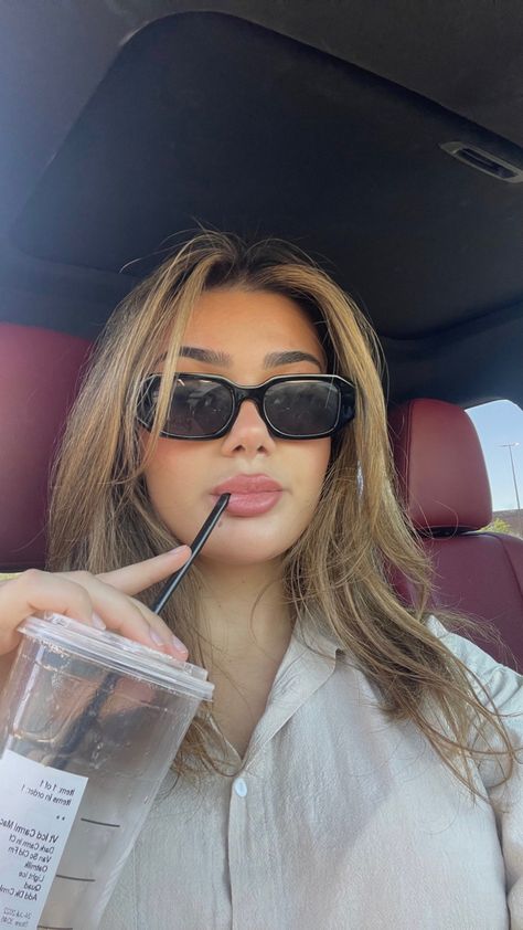 Caption For Glasses Selfie, Sunglasses Aesthetic Girl, Sunglasses Picture Ideas, Sunglasses Selfie, Glasses Outfit, Insta Poses, Selfie Inspo, Sunglasses Outfit, Glasses Fit