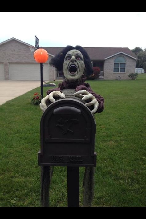 . Scary Halloween Mailbox Ideas, Halloween Mailbox Decorations, Mailbox Decorations, Mailbox Swags, Fall Landscaping, Dekorasi Halloween, Diy Mailbox, Unique Mailboxes, Mailbox Ideas