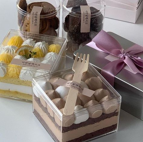 Dessert Boxes Packaging, Kue Macaroon, Bake Sale Packaging, Cube Cake, Dessert Box, Food Business Ideas, Dessert Packaging, Dessert Boxes, Bakery Packaging