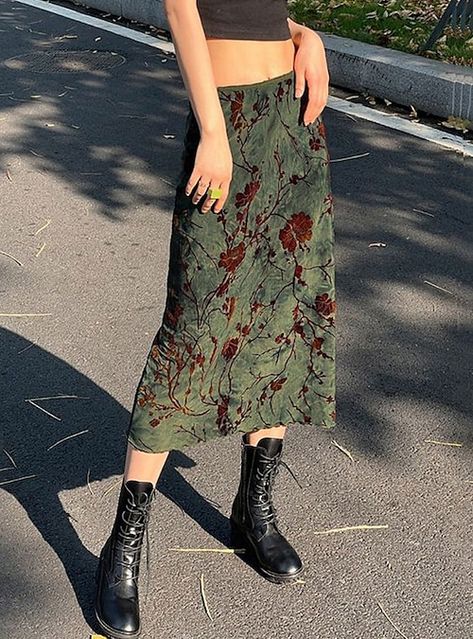 Moda Grunge, Green Midi Skirt, Midi Skirt Casual, Skirt Streetwear, Printed Long Skirt, Mid Calf Skirt, Outfits Retro, Gothic Rock, Langer Rock