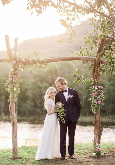 Diy Wedding Arch Flowers, Diy Wedding Arbor, Simple Wedding Arch, Wood Wedding Arches, Rustic Wedding Alter, Wedding Arbor Rustic, Wedding Arches Outdoors, Diy Wedding Arch, Wedding Arbors